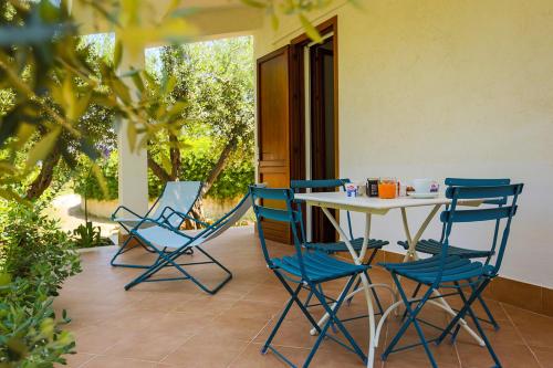uma mesa e cadeiras sentadas num pátio em Casale la Macina Residence Scopello em Scopello