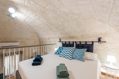 A bed or beds in a room at David Pretty Loft near Central Station Casatuabari