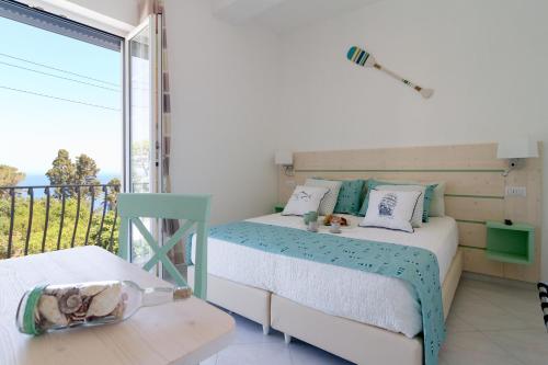 Postel nebo postele na pokoji v ubytování AQUAMARINE Relaxing Capri Suites