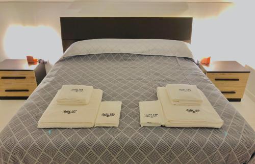 Una cama o camas en una habitación de Suite169