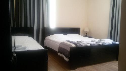 En eller flere senge i et værelse på Lomari's Guest House