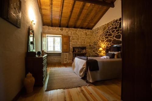 Ένα ή περισσότερα κρεβάτια σε δωμάτιο στο Quinta do Castelo Arcos de Valdevez