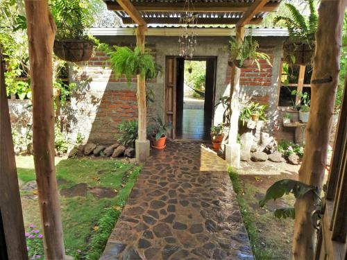 Taman di luar Casa Papaki
