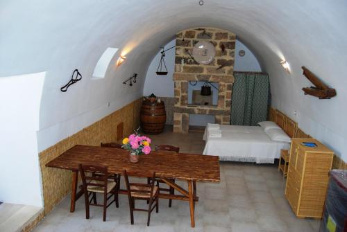 Terra di Leuca في سالفي: غرفة معيشة مع طاولة خشبية وأريكة