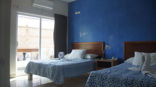 Кровать или кровати в номере Casa del Parque Vallarta