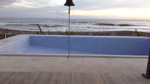 a pool with a view of the ocean at La casa del Argentino in Hawaii