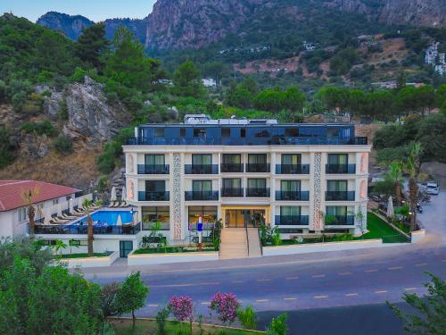 eine Luftansicht eines Hotels mit Bergen im Hintergrund in der Unterkunft AMOSSİA Elite Boutique Hotel in Turunç
