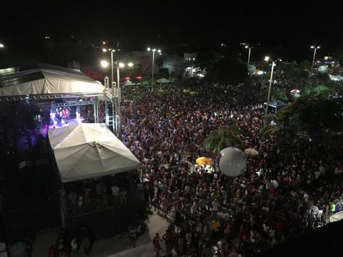 a large crowd of people at a concert at night at Flat com Varanda e Vista Mar in Paracuru