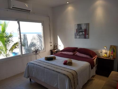 a bedroom with a large bed and a large window at La casa del Argentino in Hawaii
