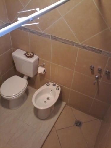 ein Bad mit einem WC und einem Bidet in der Unterkunft Tu Casa en Villa General Belgrano Calamuchita Córdoba in Villa General Belgrano