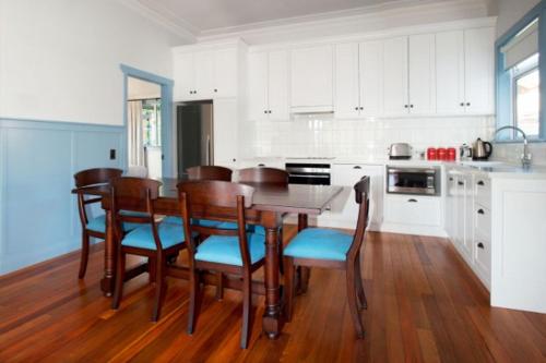 a kitchen with a table and chairs in a kitchen at McDougall Cottage in Wanaka