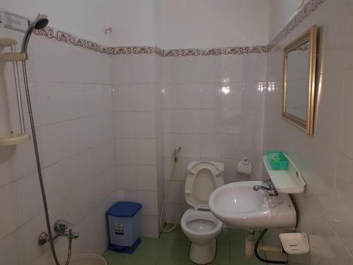 a small bathroom with a toilet and a sink at NHÀ NGHỈ VIỆT NGA in Ha Tien