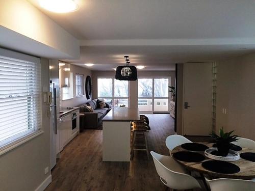 Ruang duduk di Camargue Beachfront Apartments