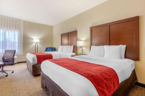a hotel room with two beds and a chair at Comfort Inn Lenoir City-Knoxville in Lenoir City