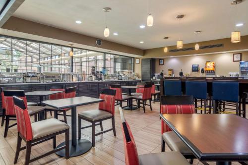 Comfort Inn & Suites Perry National Fairgrounds Areaにあるレストランまたは飲食店