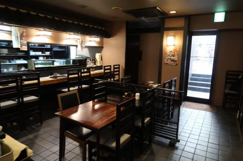 東京にある上野 東金屋ホテルのダイニングルーム(テーブル、椅子付)
