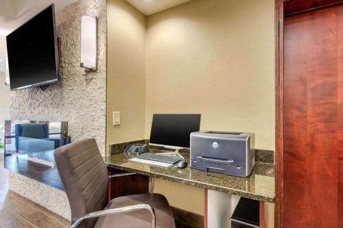 an office with a desk with a computer on it at Comfort Inn Lenoir City-Knoxville in Lenoir City