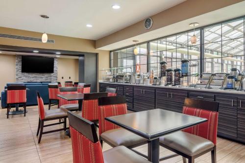 Comfort Inn & Suites Perry National Fairgrounds Areaにあるレストランまたは飲食店