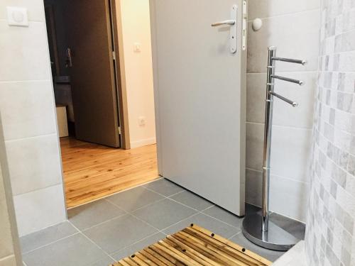 La salle de bains est pourvue d'une porte de douche et de parquet. dans l'établissement Villa Tarbis Tarbes centre ville , appartements tout confort, à Tarbes