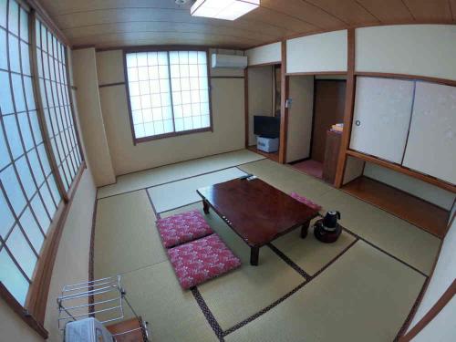 湯沢町にある越後湯沢の温泉宿　湯沢スキーハウスのテーブルと椅子が備わる客室です。