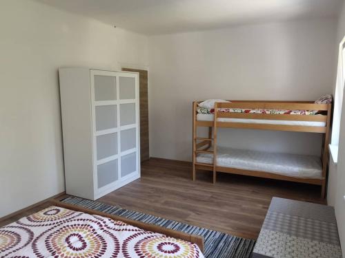 Habitación pequeña con 2 literas y alfombra. en Apartma EVA&MATIC, en Kranjska Gora