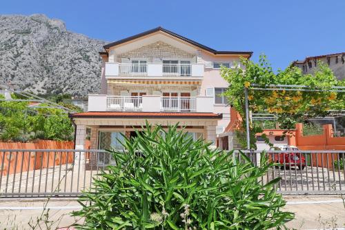 een huis met een hek ervoor bij Apartments Villa Michele in Orebić