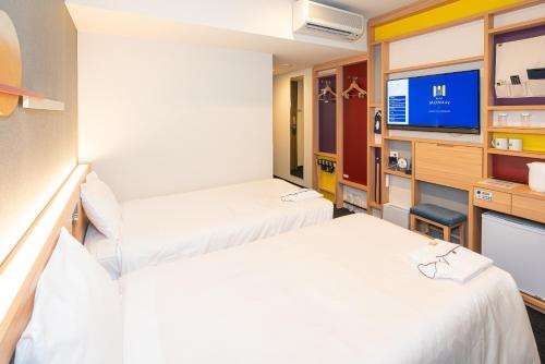 Una televisión o centro de entretenimiento en hotel MONday Tokyo Nishikasai