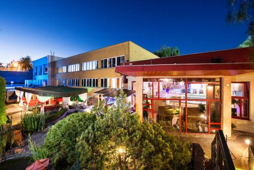 ein Gebäude mit vielen Fenstern davor in der Unterkunft Hotel Therma Dunajská Streda in Dunajská Streda