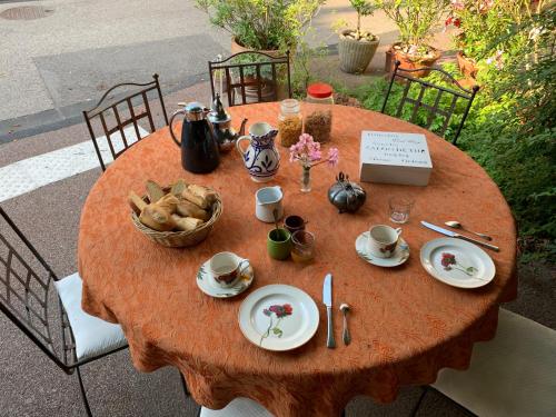 - une table avec des assiettes et des ustensiles en haut dans l'établissement La Sarrasine, à Villes-sur-Auzon