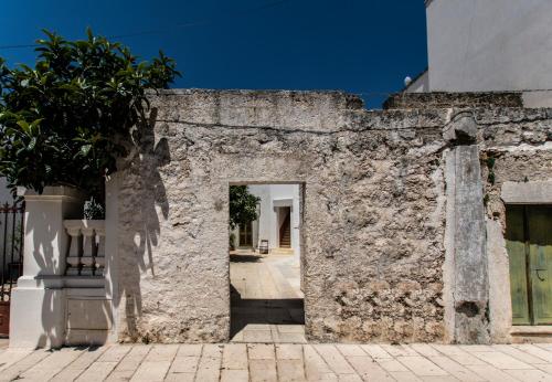 an alley in a stone wall with a doorway at Il Galletto bb in Patù