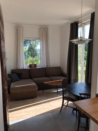 sala de estar con sofá y mesa en Hillside country house - Long stays, en Vilna