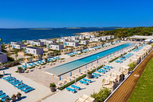 einen Luftblick auf ein Resort mit einem Pool in der Unterkunft Arena Grand Kazela Camping Homes in Medulin