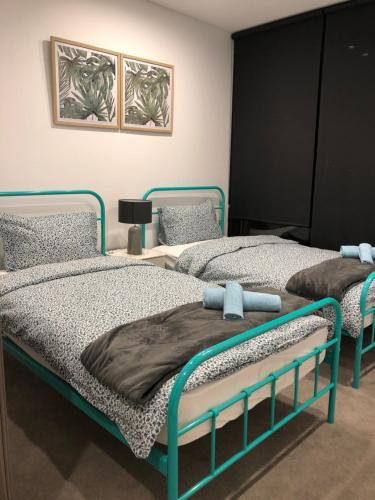 two twin beds in a room with two at Skyview Apartment in Liverpool in Liverpool