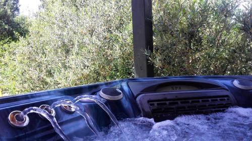 Un camión con agua en la parte de atrás. en Lavender Hill Hvar Villa - pool, jacuzzi,sauna,BBQ en Stari Grad