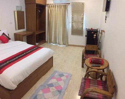 Una cama o camas en una habitación de Maesot Siri