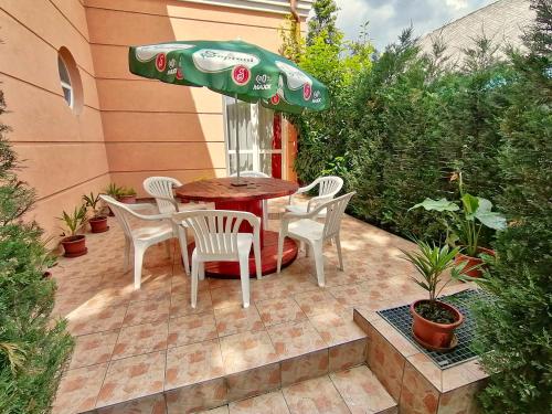 Taman di luar Villa AIDA Apartman