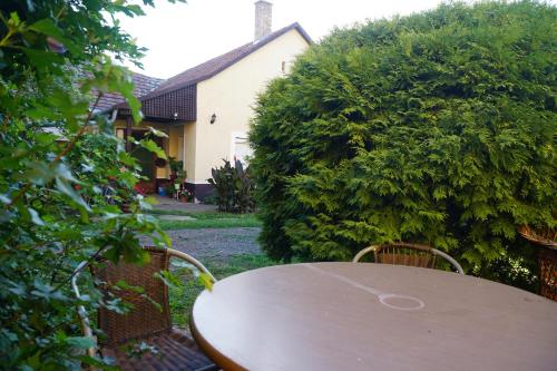 Taman di luar Piri Vendégház