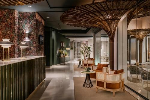 un hall avec des chaises et des tables dans un magasin dans l'établissement Vincci Selección Posada del Patio, à Malaga