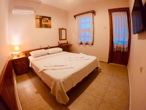 - une chambre avec un grand lit dans l'établissement Totelya Hotel, à Akyaka