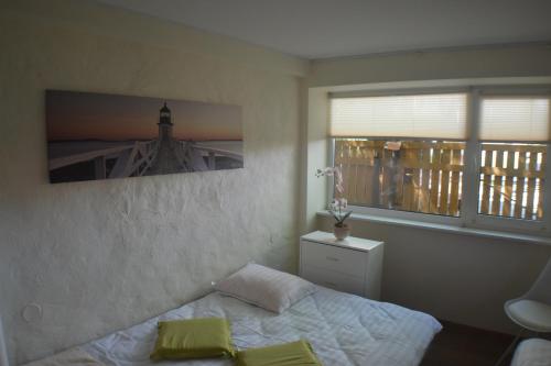 um quarto com uma cama e uma janela em Karusselli Beach Area Holiday Home em Pärnu