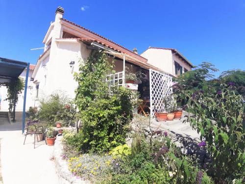 una casa con un giardino davanti di Apartment Svetac - beautiful sea and islands view a Rogoznica (Rogosnizza)