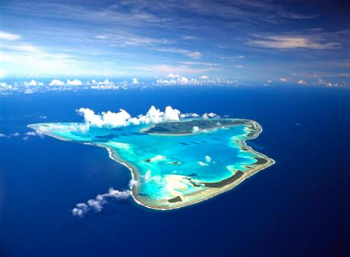 an aerial view of an island in the ocean at Tamanu Beach in Arutanga