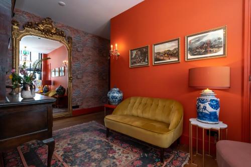 a living room filled with furniture and a painting on the wall at Boutique Hotel Zeeuws-Meisje in Zierikzee
