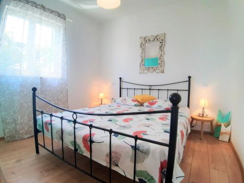 una camera da letto con un letto con copriletto e uccelli di Apartment Svetac - beautiful sea and islands view a Rogoznica (Rogosnizza)
