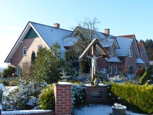 una casa con una cruz en el patio delantero en FEWO Emsland, en Emsbüren