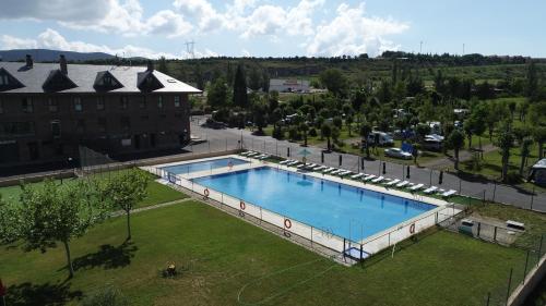Vista de la piscina de Sabiñanigo Camp & Hotel o d'una piscina que hi ha a prop