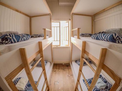 Tempat tidur susun dalam kamar di Bunk Inn Hostel