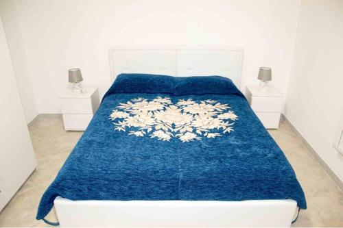 - une chambre avec une couverture bleue sur un lit dans l'établissement Emyhouse54, à Martina Franca