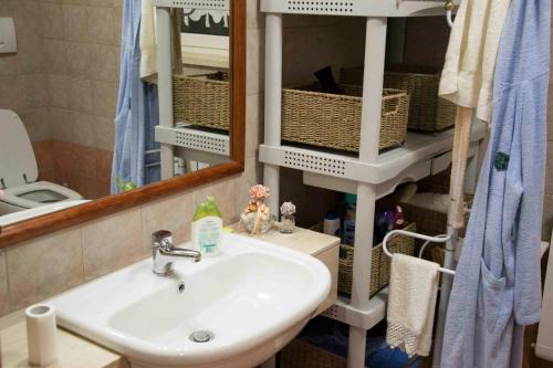 La salle de bains est pourvue d'un lavabo et d'un miroir. dans l'établissement Emyhouse54, à Martina Franca