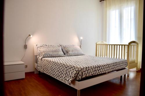 1 dormitorio con cama y ventana en Appartamento Giuliana Cervia en Cervia